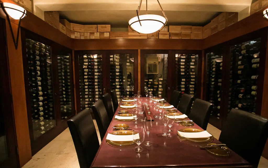 Reservado junto a la cava con una mesa larga preparada