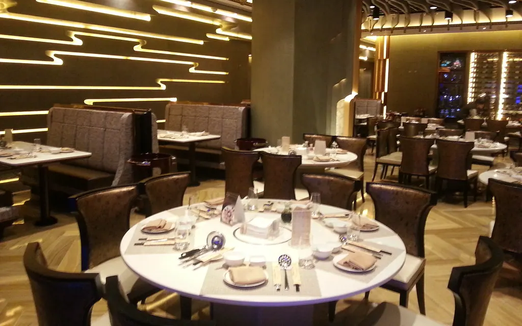 Comedor con luz cálida y mesas preparadas