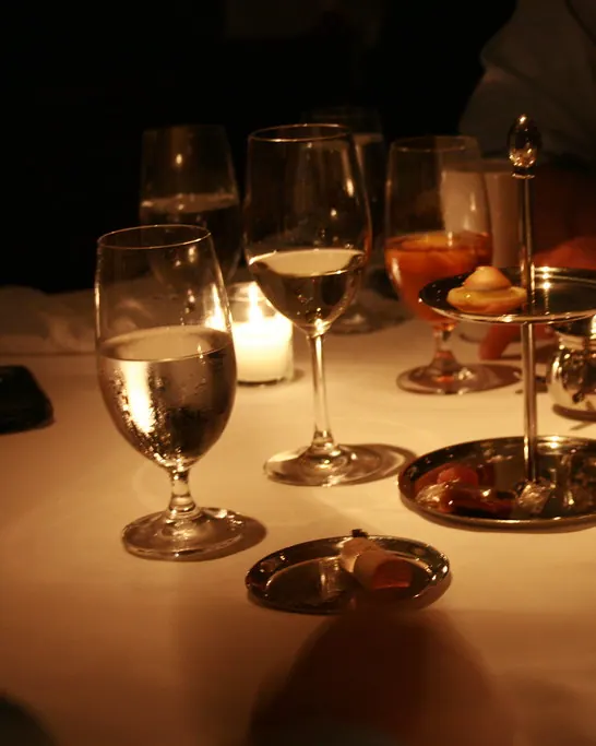 Mesa de celebración con velas y copas