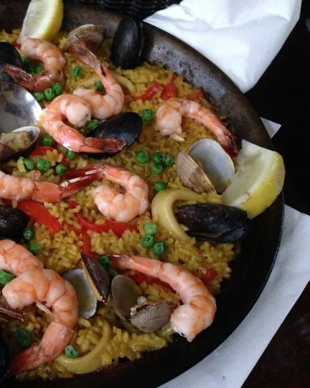 Arroz en paella con gambas y marisco