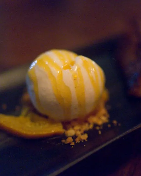 Torrija de horchata caramelizada con helado de canela